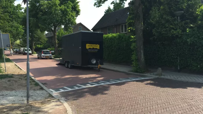Nieuwe reclameborden op onze schilderaanhanger.